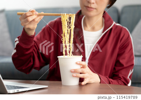 カップラーメンを食べる女性 手元 カップラーメンを食べる女性 手元 115419789
