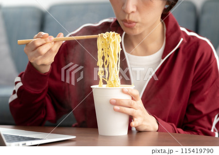 カップラーメンを食べる女性　手元 115419790