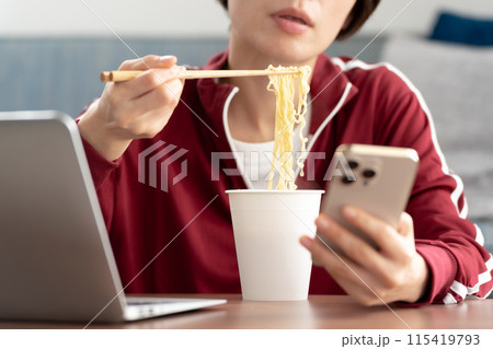 カップラーメンを食べる女性 手元 カップラーメンを食べる女性 手元 115419793