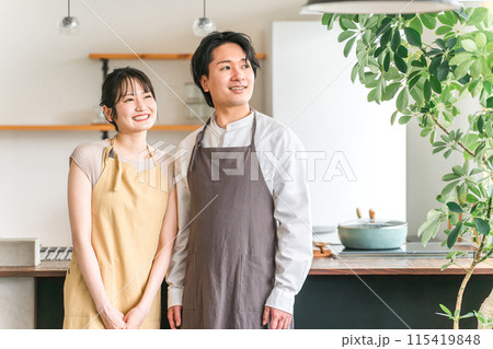 カフェのオーナー夫婦・キッチンにいる夫婦・カップル・恋人 カフェのオーナー夫婦・キッチンにいる夫婦・カップル・恋人 115419848