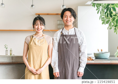 カフェのオーナー夫婦・キッチンにいる夫婦・カップル・恋人 カフェのオーナー夫婦・キッチンにいる夫婦・カップル・恋人 115419851