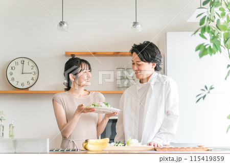 キッチンでサラダを持つ夫婦・カップル・男女・主婦・妻 115419859