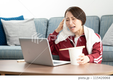カップラーメンを食べる女性 暑い カップラーメンを食べる女性 暑い 115420068
