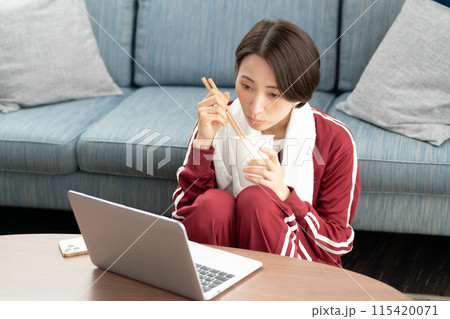 カップラーメンを食べる女性 暑い カップラーメンを食べる女性 暑い 115420071