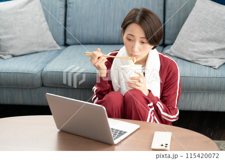 カップラーメンを食べる女性 暑い カップラーメンを食べる女性 暑い 115420072