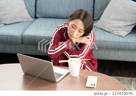 ジャージの女性　食欲不振 115420076