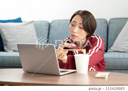 ジャージの女性　食欲不振 115420083