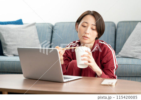 ジャージの女性　食欲不振 115420085