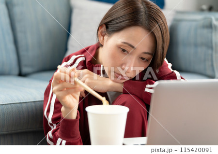 ジャージの女性　食欲不振 115420091