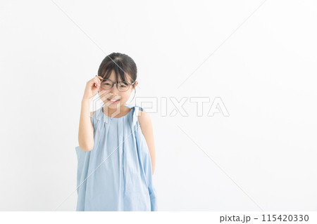 めがねをかけた女の子 girl with glasses めがねをかけた女の子 girl with glasses 115420330