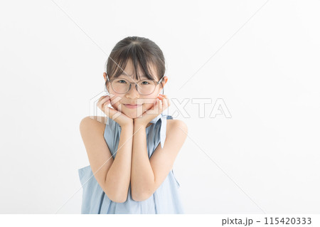 めがねをかけた女の子 girl with glasses めがねをかけた女の子 girl with glasses 115420333