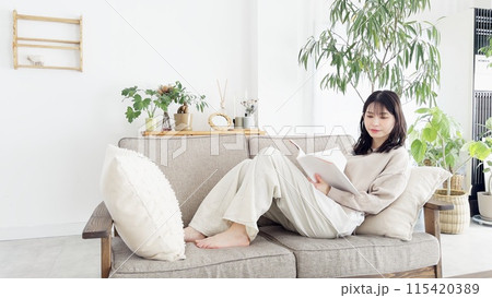 ソファで本を読む女性 ソファで本を読む女性 115420389