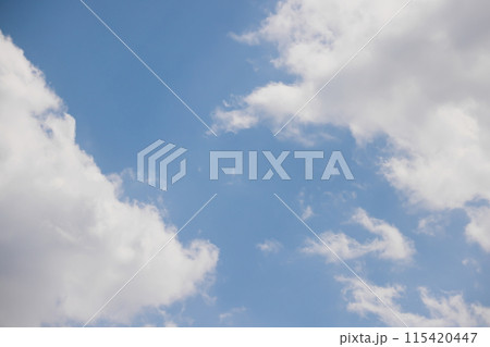 雲のある青空 (背景素材） 115420447