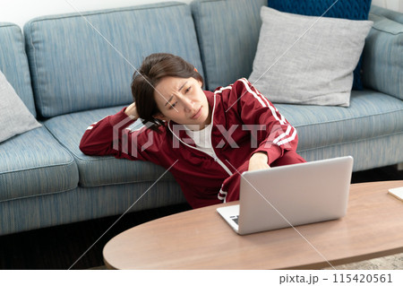 ジャージの女性　ストレス　 115420561