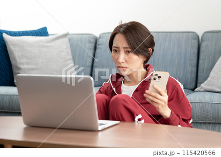 ジャージの女性　ストレス　 115420566