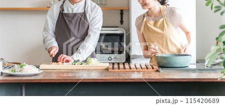 キッチンで料理をする男女・夫婦・カップル・恋人(新婚・同棲) キッチンで料理をする男女・夫婦・カップル・恋人(新婚・同棲) 115420689