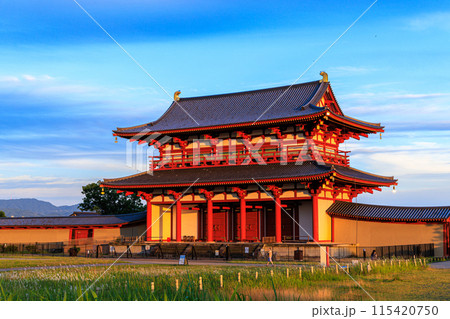 奈良平城京跡朱雀門ひろばの夕景 夕日に照らされ黄金色に輝く朱雀門② 奈良平城京跡朱雀門ひろばの夕景 夕日に照らされ黄金色に輝く朱雀門② 115420750