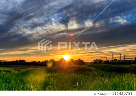 奈良平城京跡朱雀門ひろばの夕景 西の空この日最後の黄金色の光を届ける太陽と雲のグラデーション① 奈良平城京跡朱雀門ひろばの夕景 西の空この日最後の黄金色の光を届ける太陽と雲のグラデーション① 115420751