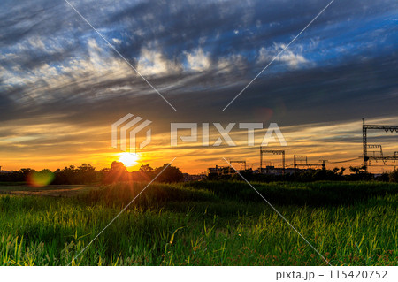 奈良平城京跡朱雀門ひろばの夕景 西の空この日最後の黄金色の光を届ける太陽と雲のグラデーション② 奈良平城京跡朱雀門ひろばの夕景 西の空この日最後の黄金色の光を届ける太陽と雲のグラデーション② 115420752