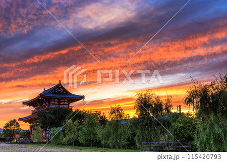 奈良平城京跡朱雀門ひろばの夕景 大空に広がった茜雲と朱雀門⑦ 奈良平城京跡朱雀門ひろばの夕景 大空に広がった茜雲と朱雀門⑦ 115420793