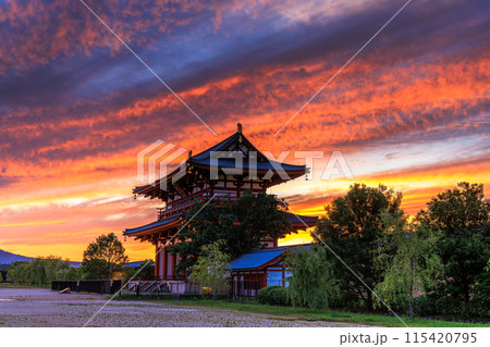 奈良平城京跡朱雀門ひろばの夕景 大空に広がった茜雲と朱雀門⑧ 奈良平城京跡朱雀門ひろばの夕景 大空に広がった茜雲と朱雀門⑧ 115420795