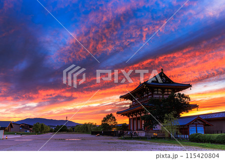 奈良平城京跡朱雀門ひろばの夕景 大空に広がった茜雲と朱雀門⑫ 奈良平城京跡朱雀門ひろばの夕景 大空に広がった茜雲と朱雀門⑫ 115420804