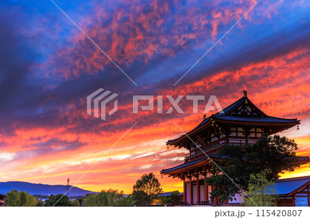 奈良平城京跡朱雀門ひろばの夕景 大空に広がった茜雲と朱雀門⑬ 奈良平城京跡朱雀門ひろばの夕景 大空に広がった茜雲と朱雀門⑬ 115420807