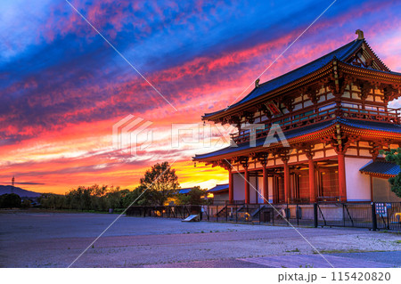 奈良平城京跡朱雀門ひろばの夕景 大空に広がった茜雲と朱雀門⑰ 奈良平城京跡朱雀門ひろばの夕景 大空に広がった茜雲と朱雀門⑰ 115420820