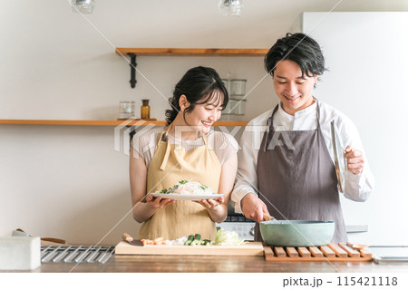 キッチンで料理をする夫婦・カップル・男女・主婦・妻・夫 キッチンで料理をする夫婦・カップル・男女・主婦・妻・夫 115421118