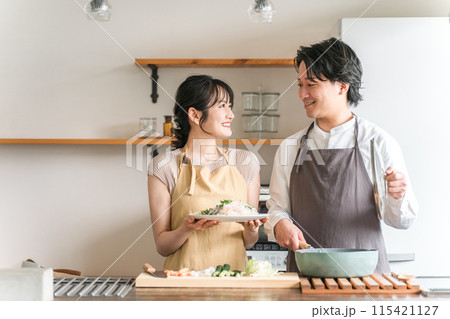 キッチンで料理をする夫婦・カップル・男女・主婦・妻・夫 115421127