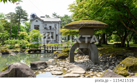 高さ4メートルの雪見灯篭と洋館の建つ日本庭園　秋田県 115421519