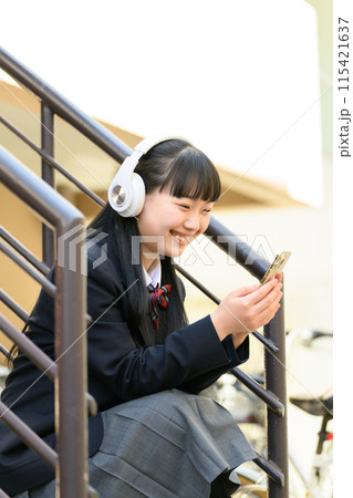 音楽を聴く女子高生　ヘッドフォン 115421637