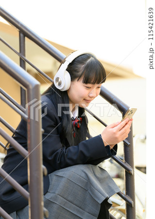 音楽を聴く女子高生　ヘッドフォン 115421639