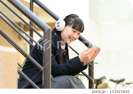 音楽を聴く女子高生 ヘッドフォン 音楽を聴く女子高生 ヘッドフォン 115421642