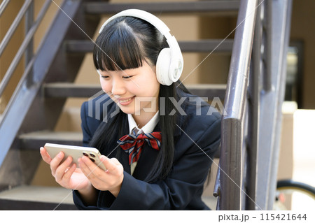 音楽を聴く女子高生　ヘッドフォン 115421644