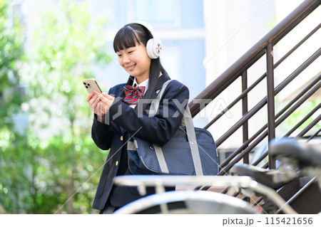音楽を聴く女子高生　自転車 115421656