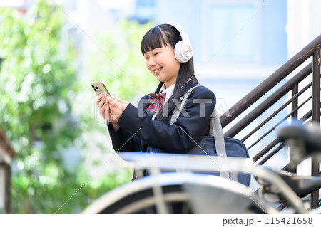 音楽を聴く女子高生　自転車 115421658