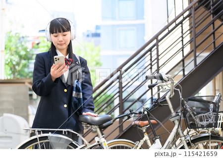 音楽を聴く女子高生　自転車 115421659