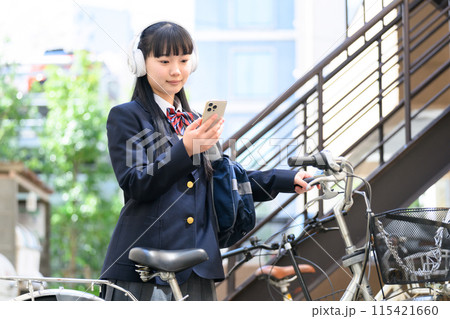 音楽を聴く女子高生　自転車 115421660