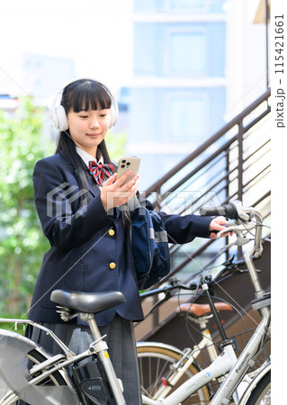 音楽を聴く女子高生　自転車 115421661