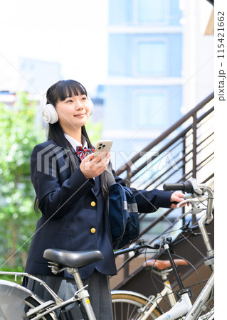 音楽を聴く女子高生　自転車 115421662
