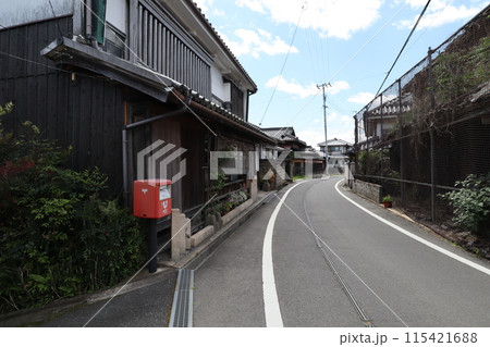 田舎の古い町並みと道路 田舎の古い町並みと道路 115421688