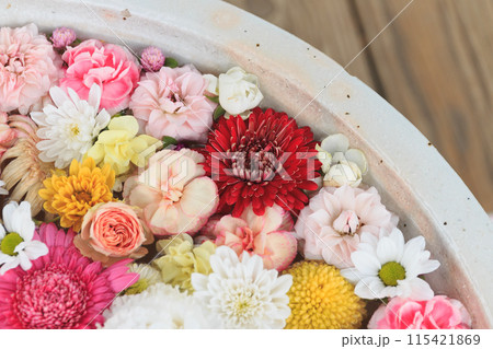 水に浮かべた花（花手水） 115421869