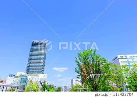 うららかな青空日和に映える熊本駅周辺風景(東口駅前・交通機関)【東口出入口・広場から観える風景】 115422704