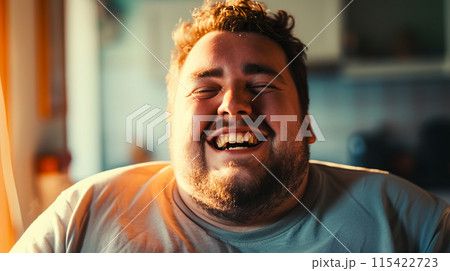 幸せそうな笑顔の太った白人の男性 幸せそうな笑顔の太った白人の男性 115422723