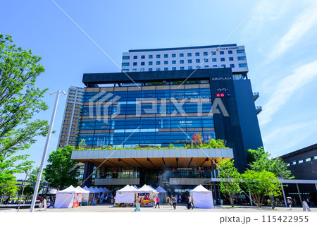 うららかな青空日和に映える熊本駅(熊本駅白川口（東口）駅前広場)【広場から観える風景】 115422955