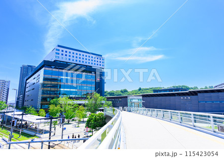 うららかな青空日和に映える熊本駅(熊本駅白川口(東口)駅前広場)【広場から観える風景】 うららかな青空日和に映える熊本駅(熊本駅白川口(東口)駅前広場)【広場から観える風景】 115423054