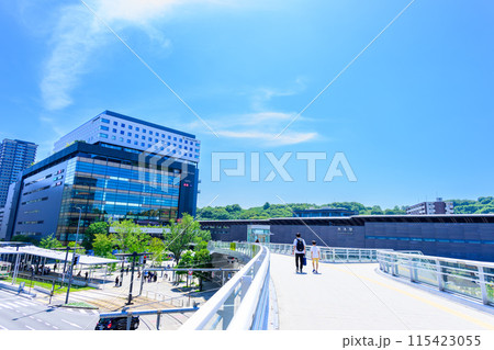 うららかな青空日和に映える熊本駅(熊本駅白川口(東口)駅前広場)【広場から観える風景】 うららかな青空日和に映える熊本駅(熊本駅白川口(東口)駅前広場)【広場から観える風景】 115423055