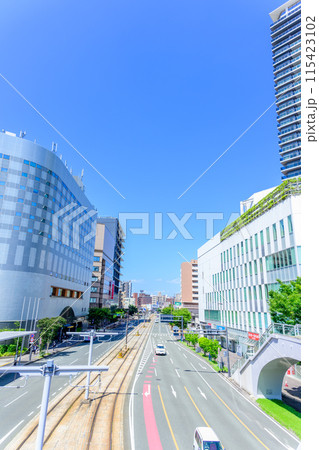 うららかな青空日和に映える熊本駅周辺風景　(熊本駅白川口（東口）駅前広場)【広場から観える風景】 115423102