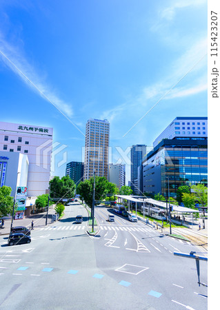 うららかな青空日和に映える熊本駅周辺風景　(熊本駅白川口（東口）駅前広場)【広場から観える風景】 115423207